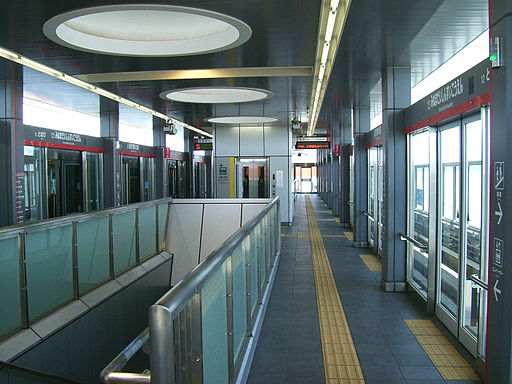 512px-NipporiToneri-Liner-13-Minumadai-shinsuikoen-station-platform.jpg