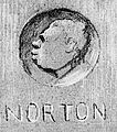 Detalle de la caricatura precedente que muestra el perfil y el nombre de Norton sobre el pedestal.