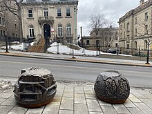 Station 9, Ce que nous tenons pour vrai (Tradition orale) - Vue en situation des deux sphères de bronze de Kyra Revenko (à gauche) et MC Snow (à droite)