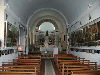 Intérieur de la chapelle avec ses ex-votos.