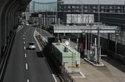 内回りの甚目寺南IC（画像奥側）は出口専用のため名古屋西JCT方面には手前の大治北ICから流入する