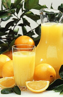 http://upload.wikimedia.org/wikipedia/commons/thumb/5/5a/Oranges_and_orange_juice.jpg/250px-Oranges_and_orange_juice.jpg