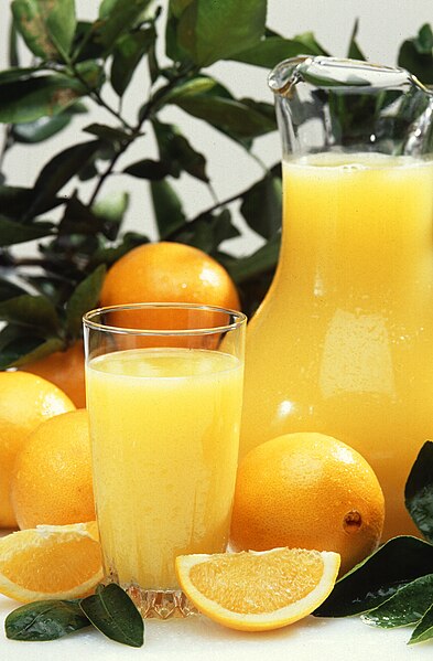 File:Oranges and orange juice.jpg