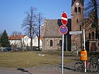 Pfarrer-Hurtienne-Platz südlich der Dorfkirche ist Teil des Dorfangers