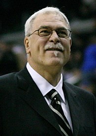 Tant Red Auerbach (esquerra) com Phil Jackson (dreta) foren escollits per la llista de 1996 dels deu millors entrenadors de la història de l'NBA.