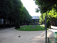 Le square de la place du Commerce.