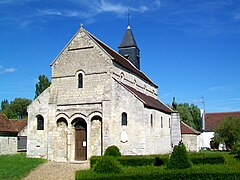 L'église romane Saint Lucien de Sarron, de la fin du XIIe siècle, conservant une belle unicité de style.