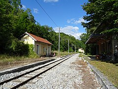 Les quais et la voie subsistante en août 2021.