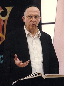 הרב אהרן ליכטנשטיין מלמד שיעור בישיבת הר עציון