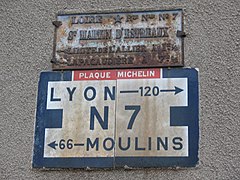 Panneau bornant la route nationale 7, et indiquant deux directions, à Saint-Martin-d'Estréaux (Loire).