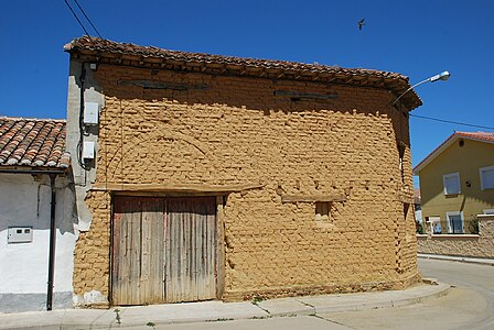 Arc de décharge soulageant un linteau de bois dans un mur en adobe à Renedo de Valdavia.