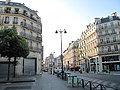 Roh rue de Rivoli a rue Saint-Martin, 4. pařížský obvod. V pozadí pařížská radnice.