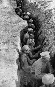 Soldats russos esperant un atac alemany en una línia de trinxeres.