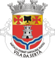 Wappen von Sertã mit einer schwarzen Pfanne im Schildhaupt