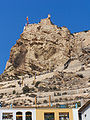 Vista del Castillo de Santa Bárbara desde el barrio de la Santa Cruz (Alicante) donde se puede apreciar la «cara del moro».