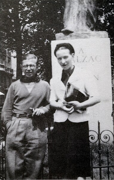 파일:Sartre and de Beauvoir at Balzac Memorial.jpg
