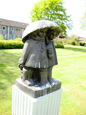 Sculpture Onder moeders paraplu, Wijchen (Gld,...