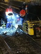 Soudage d'un rail de nuit, en gare.