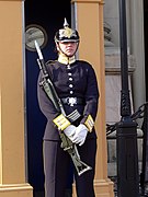 Uma militar da Guarda Sueca usando o Pickelhaube.