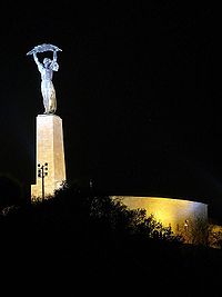 A Szabadság-szobor éjszakai megvilágításban
