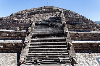 A tollas kígyó temploma (Teotihuacan, Mexikó), kb. 150-200 között