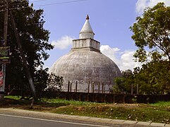 Eine alte buddhistische Dagoba in Tissamaharama