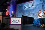 Президент Дональд Дж. Трамп приветствует ученика IBEW 98 Лиама Николетта на трибуне Национальной ассоциации подрядчиков по электротехнике во вторник, 2 октября 2018 г., в конференц-центре Пенсильвании в Филадельфии.