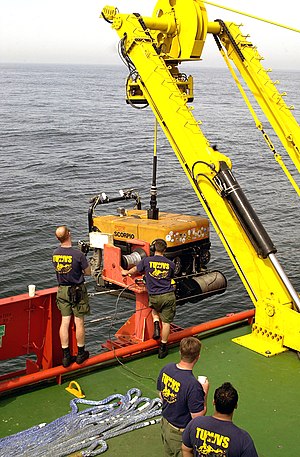 U.S. Navy Super Scorpio ROV US Navy 040426-N-7949W-007 Deep Submergence Unit (DSU) Unmanned Vehicle Detachment (UMA Det) personnel guide the Super Scorpio remote operated vehicle (ROV) to a safe recovery.jpg