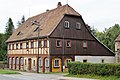 Bauernhof mit Wohnhaus (Umgebinde), Scheune, westlichem Nebengebäude, Hofmauer und Einfahrtspfeiler