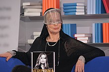 Veruschka von Lehndorff 2011 bei einer Buchvorstellung. Sie trägt einen halbtransparenten visierartigen Gesichtsschleier