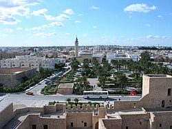 Vista de Monastir desde o rebate; no centro, atrás do jardim, avista-se a mesquita Bourguiba, onde se encontra o mausoléu de Habib Bourguiba, o primeiro presidente da República da Tunísia.