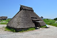 弥生時代の竪穴住居(復元、佐賀県吉野ヶ里遺跡）