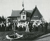 Anders und Emma Zorn (Silberhochzeit 1910), vorn die Brunnenfigur Morgonbad, hinten das Wohnhaus Zorngården