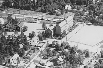 Röda skolan (t.v.) och Stenskolan 1936.