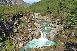 Watervalletje in de rivier tegenover de instroom van het bergbeekje Baltiejski