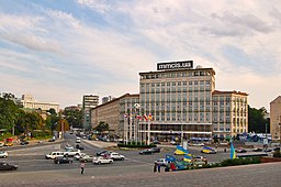 Pohled na náměstí s hotelem Dnipro