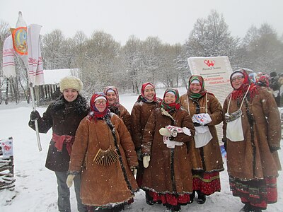 Russinnen in Pelzmänteln aus der Zeit um 1900 (2016)