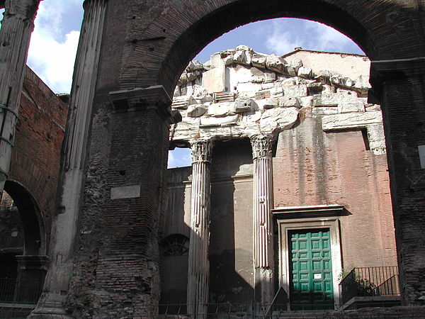 Entrada da igreja, nas ruínas do Pórtico de Otávia