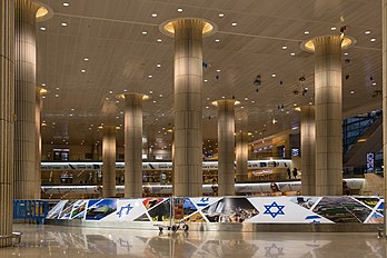 Saguão do Aeroporto Internacional Ben Gurion em Tel Aviv, Israel. Situado na periferia norte da cidade de Lida, é o principal aeroporto internacional e o mais movimentado do país. Está localizado a 45 quilômetros a noroeste de Jerusalém e 20 quilômetros a sudeste de Tel Aviv. Até 1973, era conhecido como Aeroporto de Lida, após o que foi renomeado em homenagem a David Ben-Gurion, o primeiro primeiro-ministro de Israel. O aeroporto serve como centro de conexão para El Al, Israir Airlines, Arkia e Sun d'Or, e é administrado pela Autoridade de Aeroportos de Israel. (definição 4 896 × 3 264)