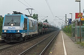 Die Lok der Baureihe 186 110 von RTB Cargo mit Werbung für das Rail Magazine in Millingen