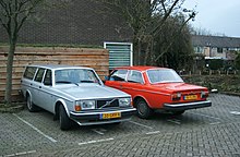 Volvo 245 DL et Volvo 242 DL stationnées côte-à-côte aux Pays-Bas