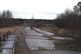 Ehemalige Autobahn mit Grenzmauer, Blick von der Brücke über die Straße Albrechts Teerofen nach Süden, 1988