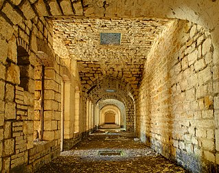 Couloir dans le fort du Lomont (Bourgogne-Franche-Comté). (définition réelle 3 446 × 2 722)