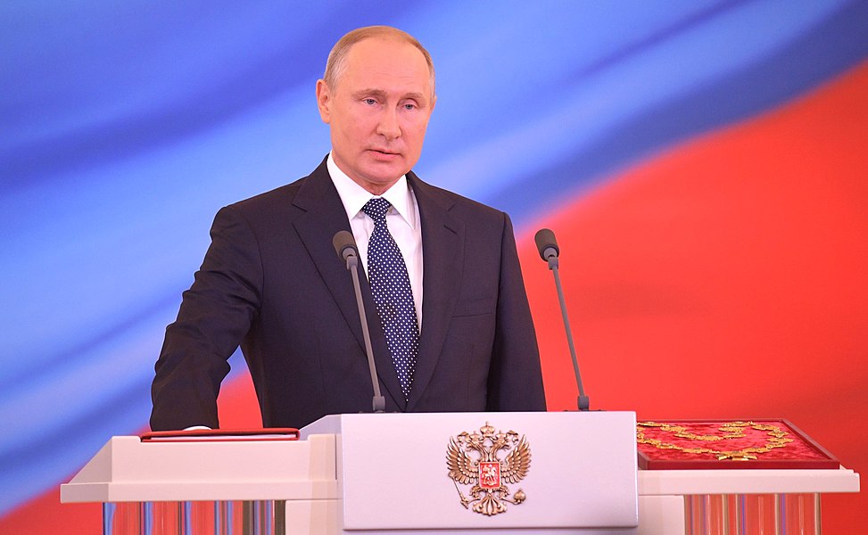 Во время инаугурации 7 мая 2018 года Президент России Владимир Путин клянётся соблюдать действующую Конституцию России, положив на неё руку.