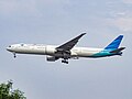 Boeing 777-300ER dengan kode registrasi "PK-GIA" persiapan landing di Bandara Internasional Soekarno-Hatta, Tangerang