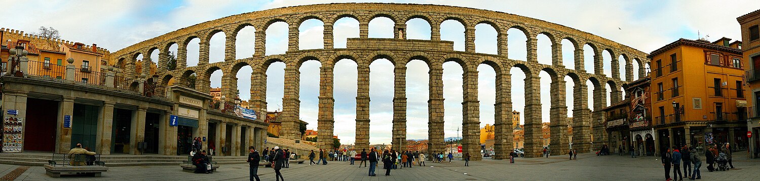 Segoviako akueduktuaren ikuspegi panoramikoa.