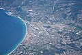 Vue aérienne de l'Aéroport de Cannes - Mandelieu. « Gestion des zones aéroportuaires d'intérêt communautaire » (1e compétence obligatoire : développement économique)