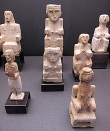 Alabaster votive figurines from Yemen, now in the National Museum of Oriental Art, Rome Antico yemen, al-jawf, statuette di donne sedute, III-I sec. ac. 03.JPG