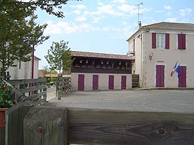 Les arènes et la mairie