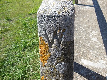 « W », initiale de Westminster / Woolsack, gravée sur la rampe du ponton